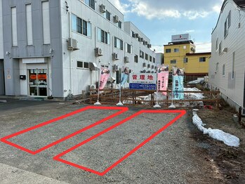 弘前deりらく/昼：駐車場/建物右。大通り沿い