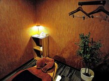 ほぐし処 ささ木の雰囲気（温かみのある間接照明に落ち着く雰囲気の店内）