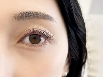 エイチプラス 静岡店(h.plus)の写真/【モチがいいまつげパーマ】デザイン・ケア重視の傷ませない施術で、しっかり上向きに・長期キープ。