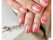 エム(emu.)の雰囲気（とけあう色味に惹き込まれるグラデーションネイル。）