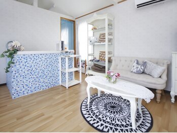 ベル アンジェ(Bells Anges)の写真/お仕事終わりの遅い時間も◎白を基調とした明るい空間でカラー選びも楽しい貴方だけの特別な指先をご提供♪