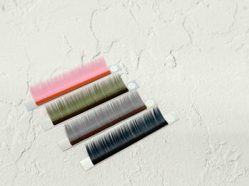 まつげエクステサロン プリューム アイ ビューティー 表参道店(PLUME EYE BEAUTY)の写真/全17色！追加料金なしでカラーエクステに変更OK♪髪色や服装など、個性やライフスタイルに合わせた目元に♪