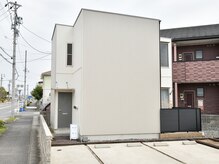 エムオーラボ(MO-lab.)/通りに面した白い建物です