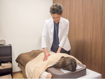 すえの手の写真/☆猫背・反り腰・X脚などでお悩みの方☆豊富な知識とボキボキしない本格的な施術で歪みを整え根本改善へ！
