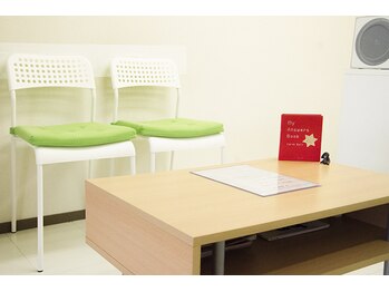 骨盤矯正 コモリ整体院/清潔感ある待合スペース