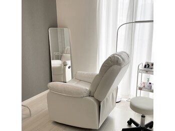 ザ アイブロウ 天神店(THE EYEBROW)/リクライニングソファ