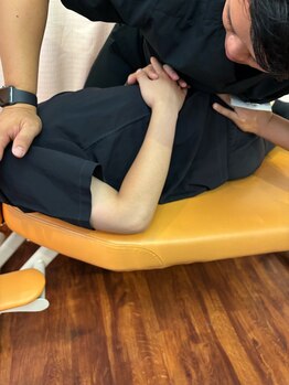 西千葉ありがとう整骨院/骨盤矯正施術風景