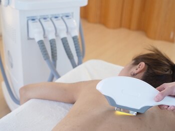 ソイ(Soi)の写真/手の届かない背中も♪【全身脱毛＋顔脱毛×エステ付き★最低3回の重ね打ち照射】で全身美肌に！