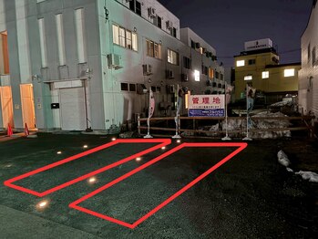 弘前deりらく/夜：駐車場/建物右。大通り沿い