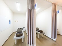 たかさき下小鳥鍼灸 接骨院の雰囲気（壁で仕切られた半個室なので周りを気にせず施術を受けられます！）