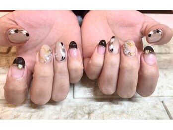 大人かわいいハートネイル