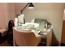 温かい照明と清潔感があって、落ち着ける空間です。