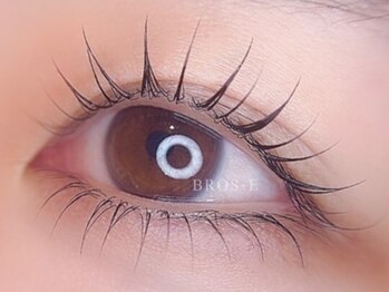 ブロスプラスアイ(BROS+e)の写真/根元から立ち上げるまつ毛パーマで、ナチュラルなのに上品な目元に!自まつ毛の魅力を引き出します◎