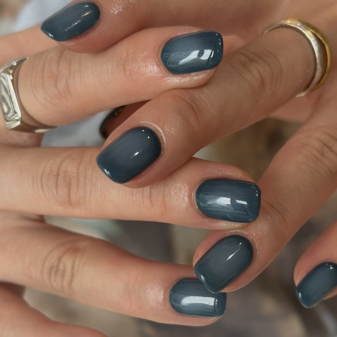 2026年春トレンド】ネイビー ワンカラー ハンドのネイルデザイン集