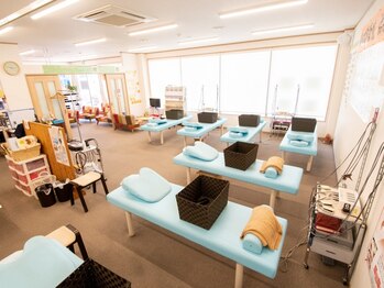 健心整体院/広々とした空間の施術室