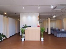 もみ屋の雰囲気（清潔感とゆとりのあるベッドで施術をしています）