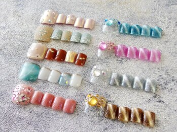 サロンドフェイス(Salon de Faith)の写真/期間限定フットジェル★マグネット×ラメグラストーン7500円(写真右列)マグと夏に人気のキラキラアート♪