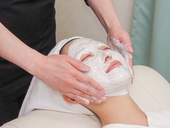 ルナレーナ化粧品 西鉄グランドホテル店の写真/［うるおい持続フェイシャルマッサージ］気になるお顔のくすみやざらつきを取りながら美白ケア♪