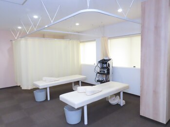 樋口接骨院/広々した施術スペース