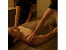フォーハンドスパ(Four Hand SPA)の雰囲気(2人で、ひとつの施術。セラピスト同士の呼吸を大切に。)