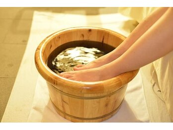夢足庵/足裏マッサージ最初に足湯
