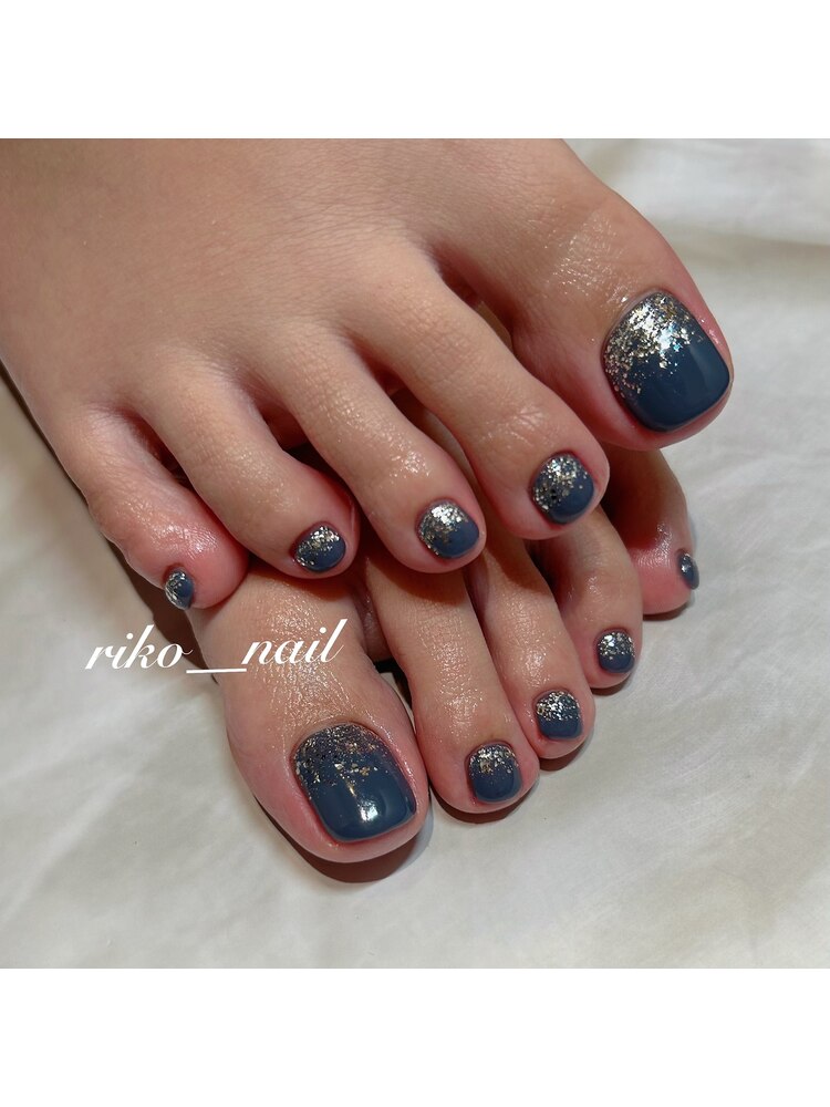 2025年冬】ネイビー ラメグラデーション フットのネイルデザイン集  
