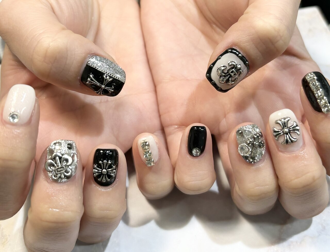 2025年-2026年冬トレンド】クロスネイルのネイルデザイン集｜人気順｜5