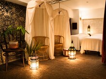 アーユルヴェーダサロン ナチュラルハーブス 梅田店(Natural Herbs)の雰囲気（植物と灯りに包まれて、大阪梅田で過ごす自分のためのひととき。）