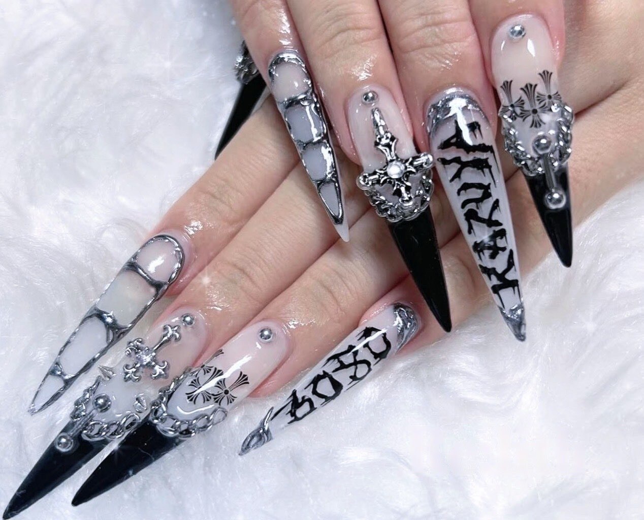 2025年-2026年冬トレンド】スーパーロングのネイルデザイン集｜人気順