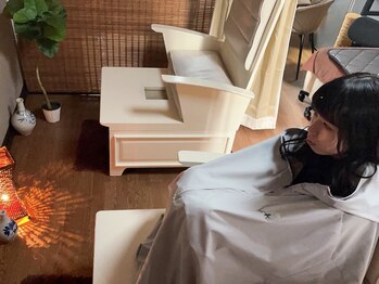 リフレクラブ/YOSAの椅子に座りフットバス