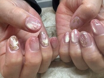 ネイルサロン シェリ(NAIL SALON Cheri)の写真/マグネット×グリッターグラデーション!春らしいフラワーアートが主役の上品ネイル