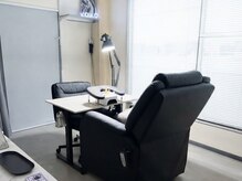 アミュネイルスタジオ(AMYU Nail Studio)の雰囲気（ふかふかソファーでくつろぎながら 映画やドラマ鑑賞♪）