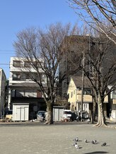ヨサパーク ラニカイ 天王町店(YOSA PARK Lani Kai)/黒いマンションの隣の白い建物