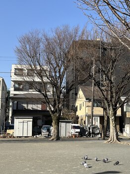 ヨサパーク ラニカイ 天王町店(YOSA PARK Lani Kai)/黒いマンションの隣の白い建物