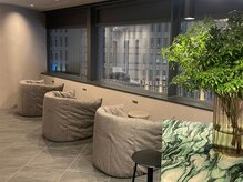 洗練された落ち着きのあるラウンジが、特別な時間を演出します。