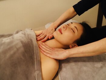 ユニヴェール/ザロータス(UNIVERS/THE LOTUS)/デコルテからスタート