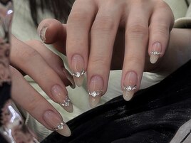 高級感溢れるキラキラネイル