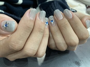 ネルネルネイル(nel nel nail)/シールとストーンのデザイン