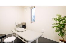 コクア整体院 伊勢崎(KOKUA整体院)の雰囲気（半個室の施術スペース）