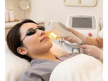 祥 新宿店(SYO)の写真/メイクしたままOK【小顔マッサージ+アーモンドアイ+光フェイシャル★30分￥3800】短時間でリフトアップ◎ 