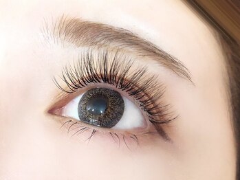 ラシーズ 加古川店(La SHE's)の写真/≪何度でも同価格≫驚きの軽さと柔らかさで、ふさふさの印象的な目元になれるボリュームラッシュが大人気◎