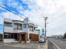 美容室リバース様の裏口外階段からお越しください♪