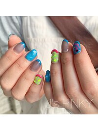 ブルーで個性派ネイル