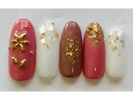 お花のスタッズネイル