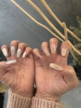 プルメリアドット(Plumeria.)/左右非対称ネイル