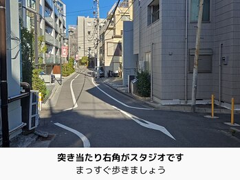 エコナ 代々木上原(Econa)/つきあたりを右に曲がります
