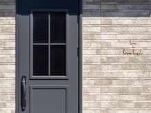 ラピスラズリ(Lapis lazuli)の雰囲気（出屋敷駅から徒歩3分♪黒い扉の3階建ての建物です）