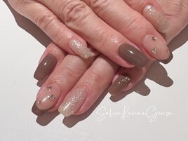 落ち着きベージュで上品ネイル