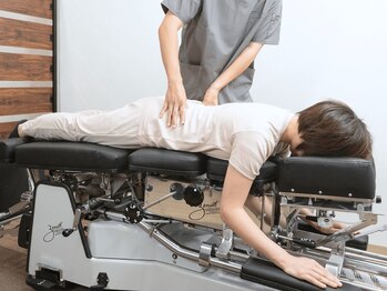 サボテン接骨院 はりきゅう院 浦和院(SABO-TEN接骨院 はりきゅう院)/トムソンベッドでの施術の様子