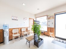 木目調の優しい院内でリラックスして受けていただけます吉岡整体